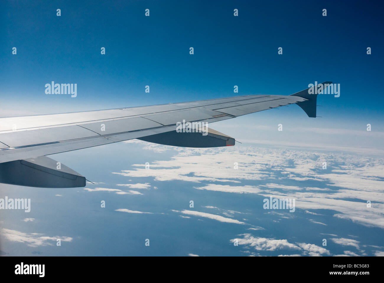 Vista de alas de avión, mientras que en vuelo en altitud. Foto de stock