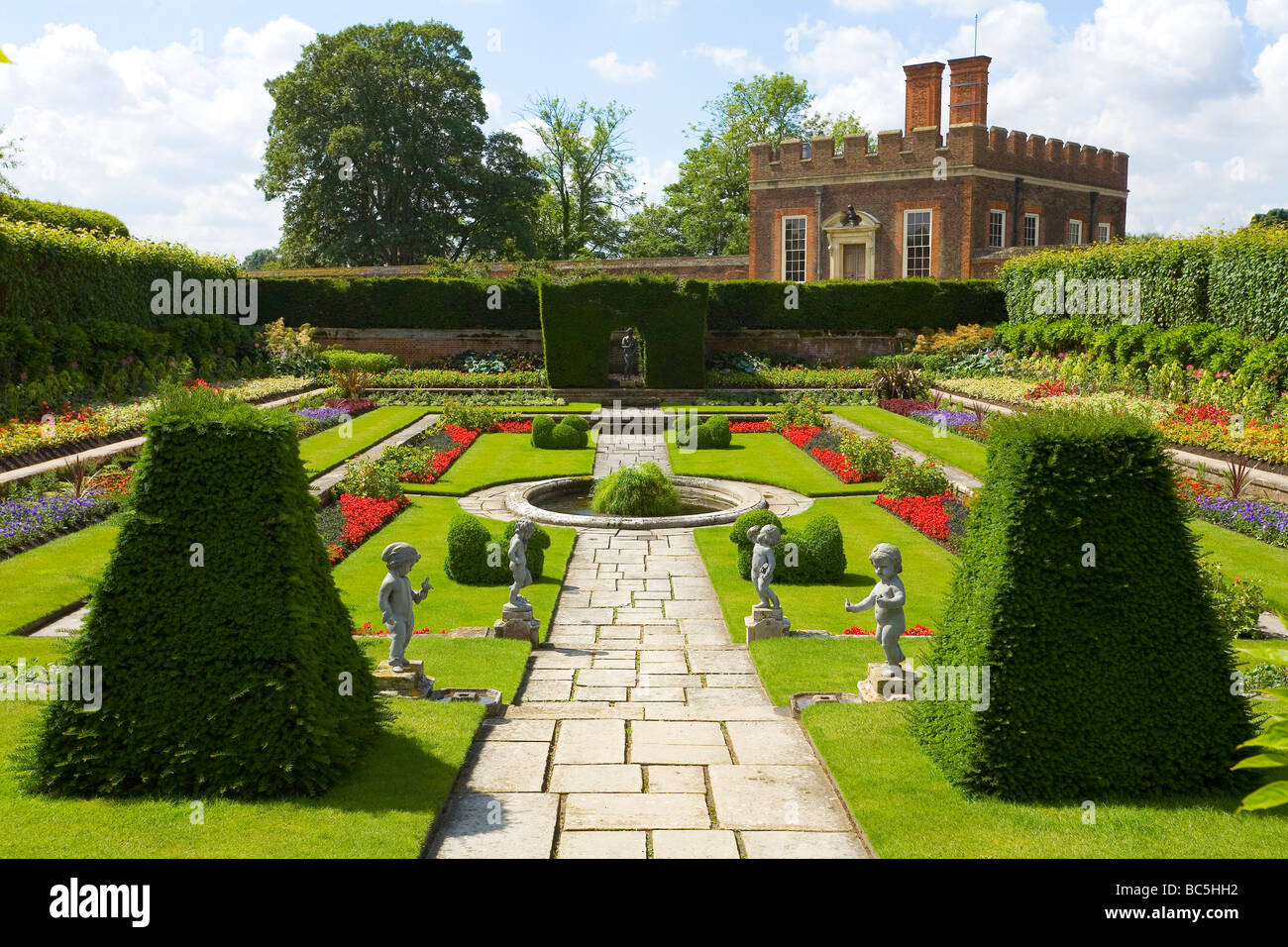 Jardín ornamental en Hampton Court Palace Surrey west London Foto de stock