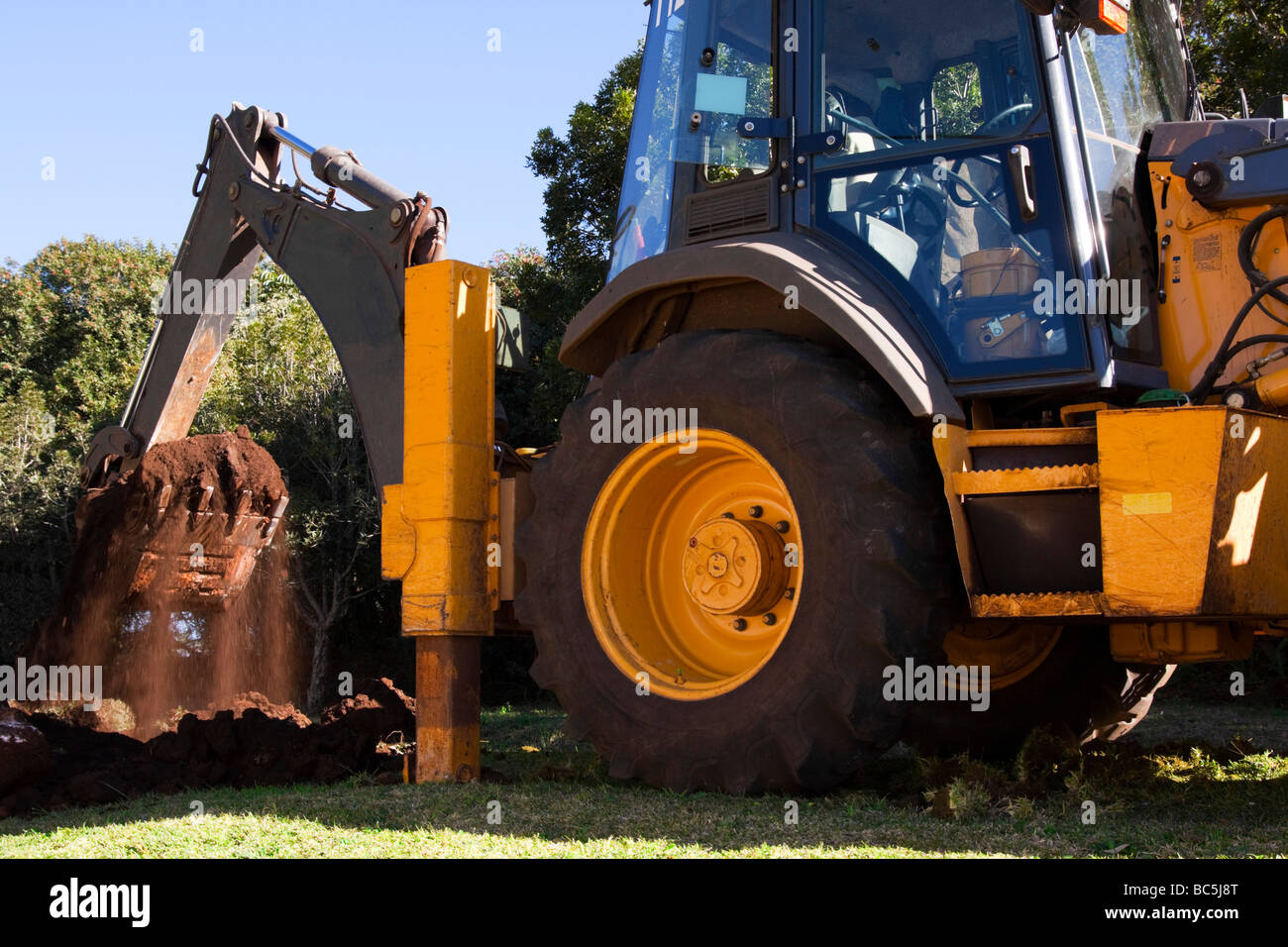 Tractor con pala cargadora y retroexcavadora en el trabajo Fotografía de  stock - Alamy