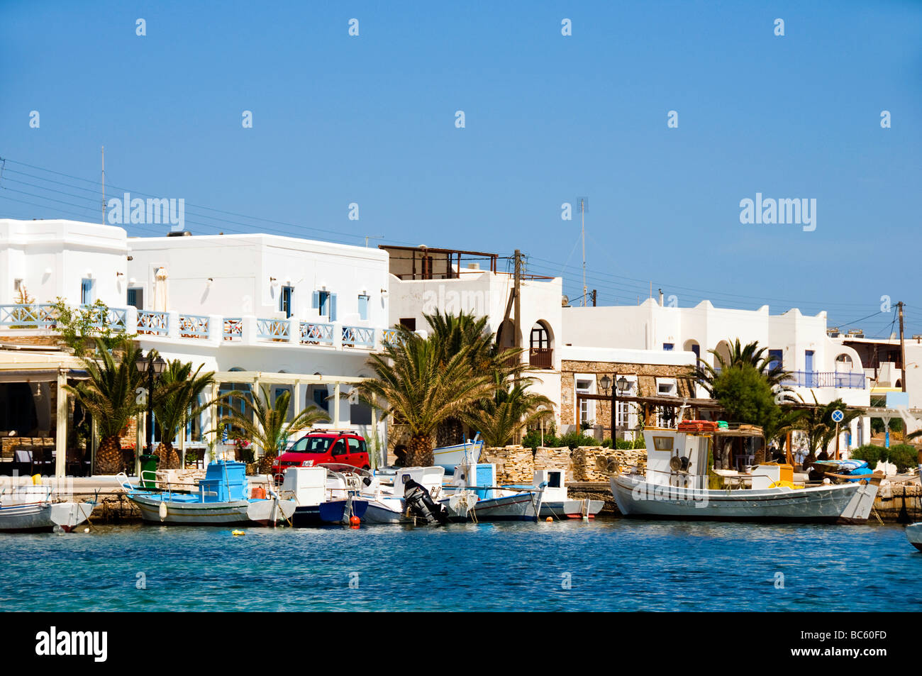 Antiparos Island Harbour Puerto dock Barcos yates barco hotel isla griega la arquitectura griega clásica Grecia genérico encalado en blanco Foto de stock
