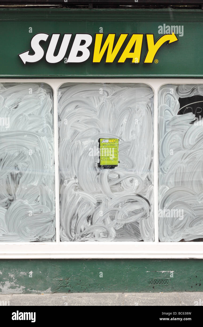 Franquicia Subway sandwich shop cerró la sucursal con ventanas cubiertas en la calle alta de Wells Somerset Foto de stock