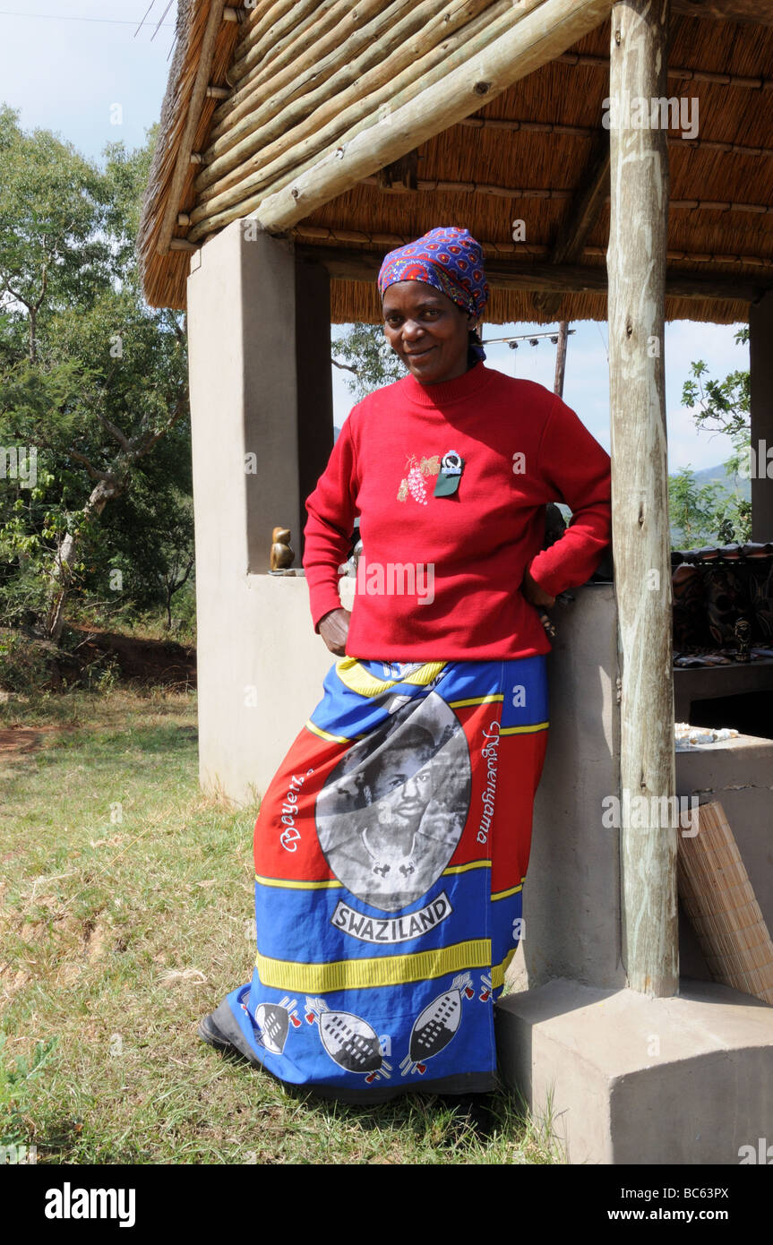 Mujer Africana vistiendo una snrong printedwith el rostro del rey Mswati III de Swazilandia Sudáfrica Foto de stock