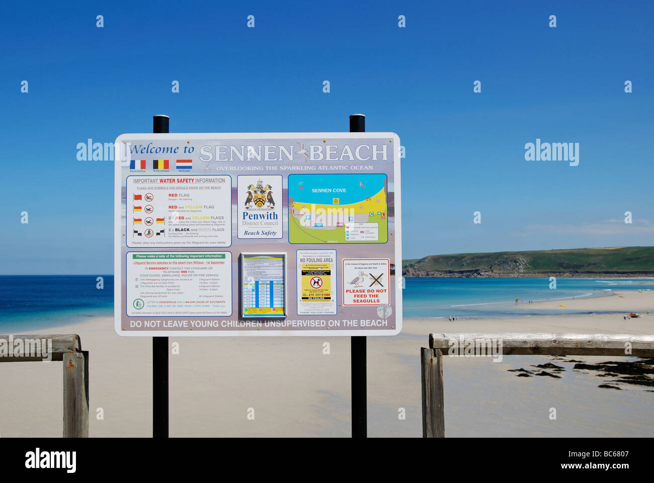 El cartel de bienvenida en la playa sennen en Cornualles, Reino Unido Foto de stock