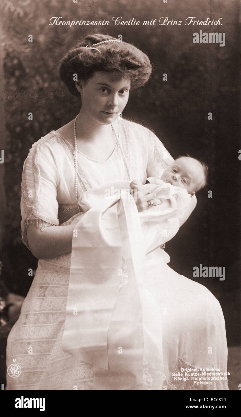 Cecilie, 20.9.1886 - 6.5.1954, la princesa de la corona alemana 6.6.1905 - 9.11.1918, con su hijo el príncipe Frederick, postal de la foto, Selle Kuntze-Niederstroth, Potsdam, 1912, , Foto de stock