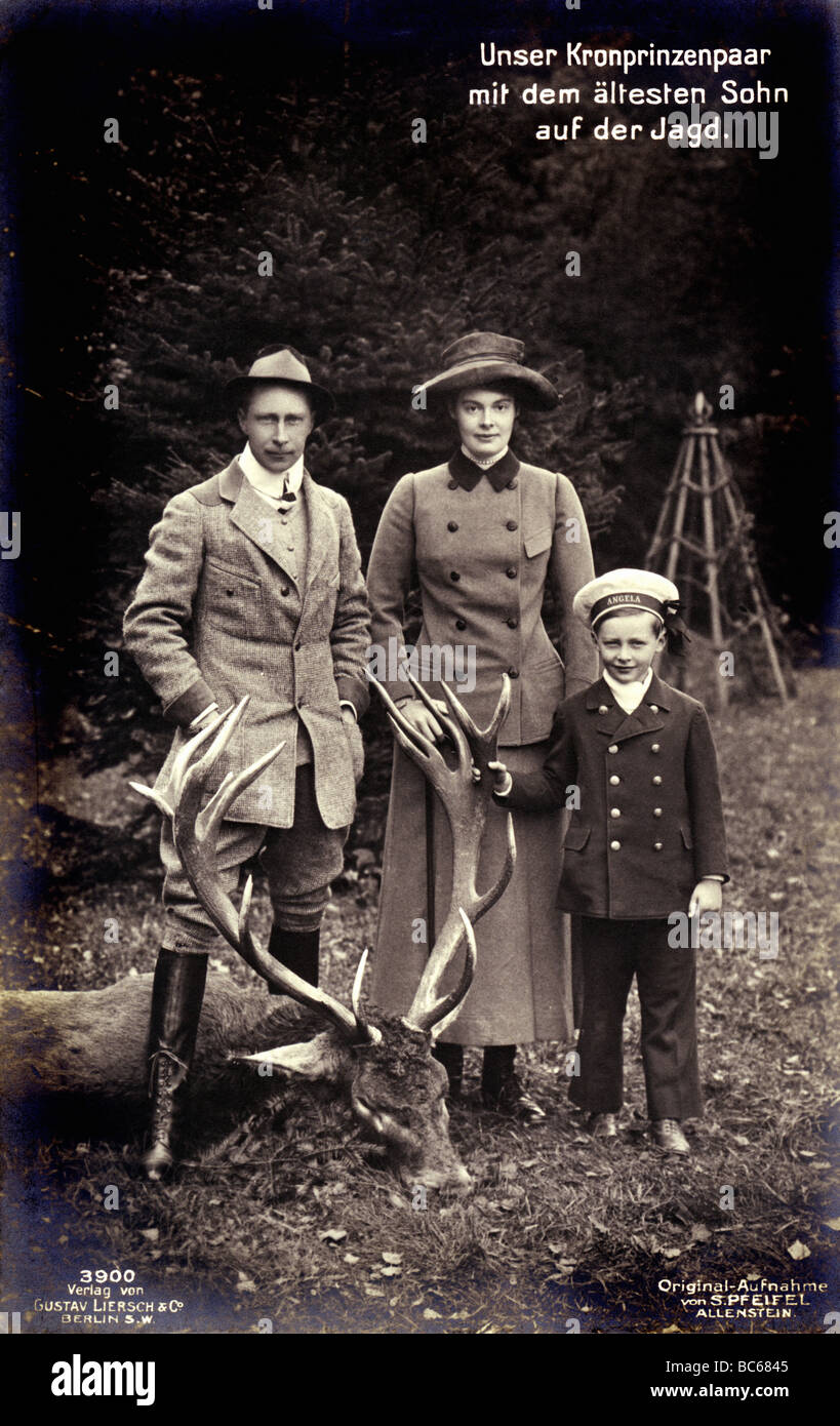 William, 6.5.1882 - 20.7.1951, el príncipe heredero alemán 15.6.1888 - 9.11.1918, con la esposa la princesa corona Cecilie e hijo el príncipe Guillermo que cazan, postal del cuadro, S. Pfeifel, Allenstein, circa 1913, , Foto de stock