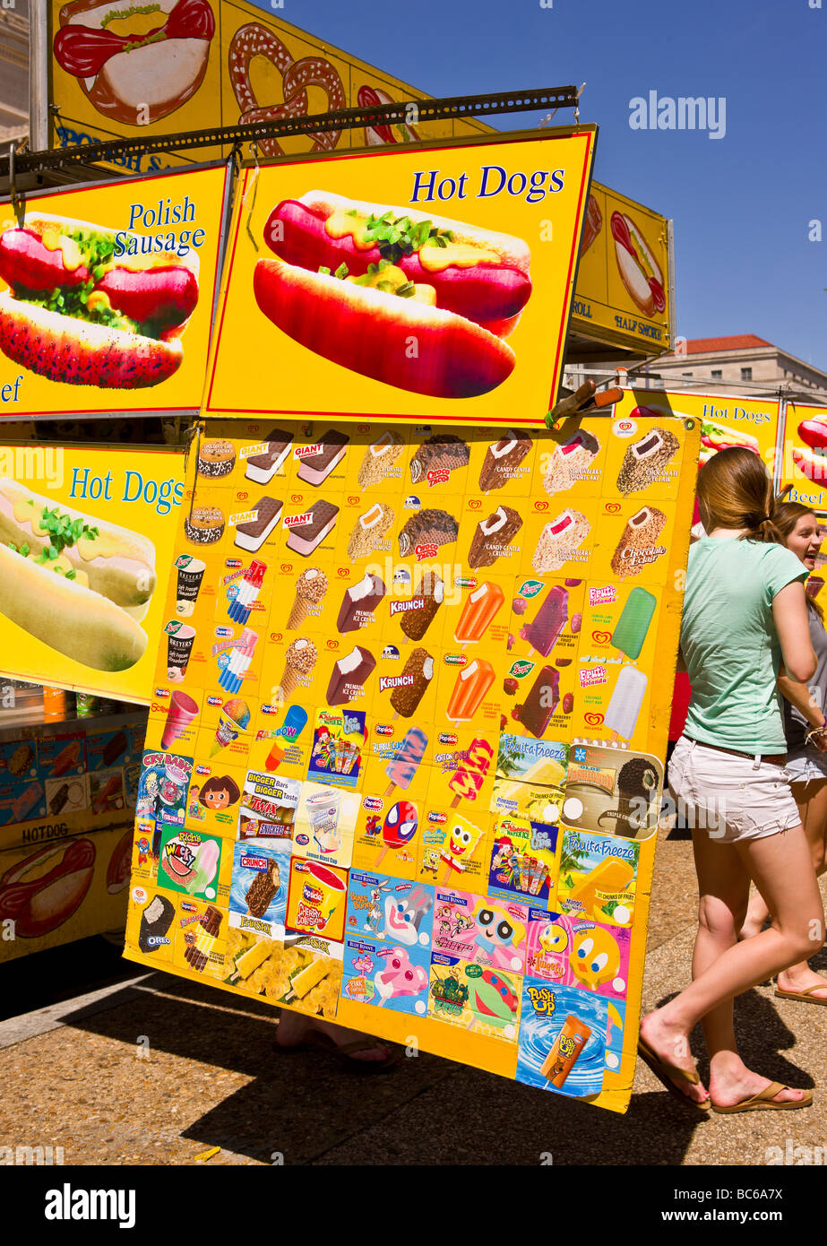 WASHINGTON DC, EE.UU. Signos en acera vendedor de comida Foto de stock