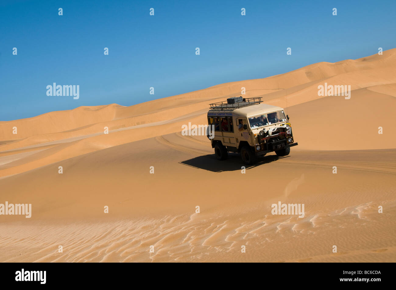 Conducir a las dunas de arena de la costa de los Esqueletos en un living Desert tour Foto de stock