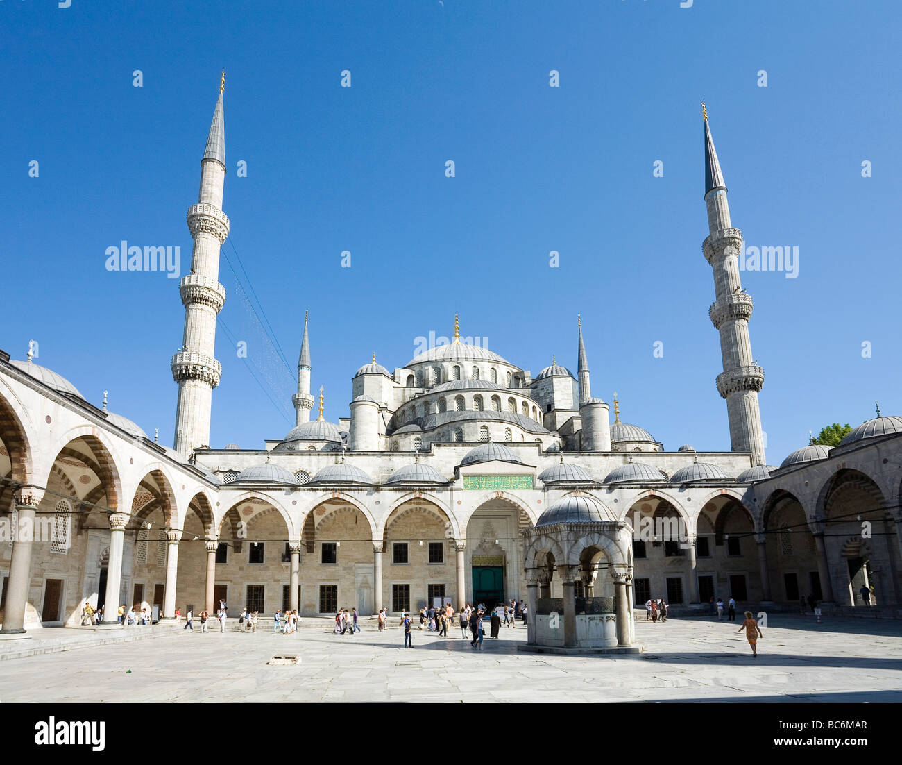 El patio de la Mezquita Azul de Estambul Sultan Ahmet Camii Foto de stock