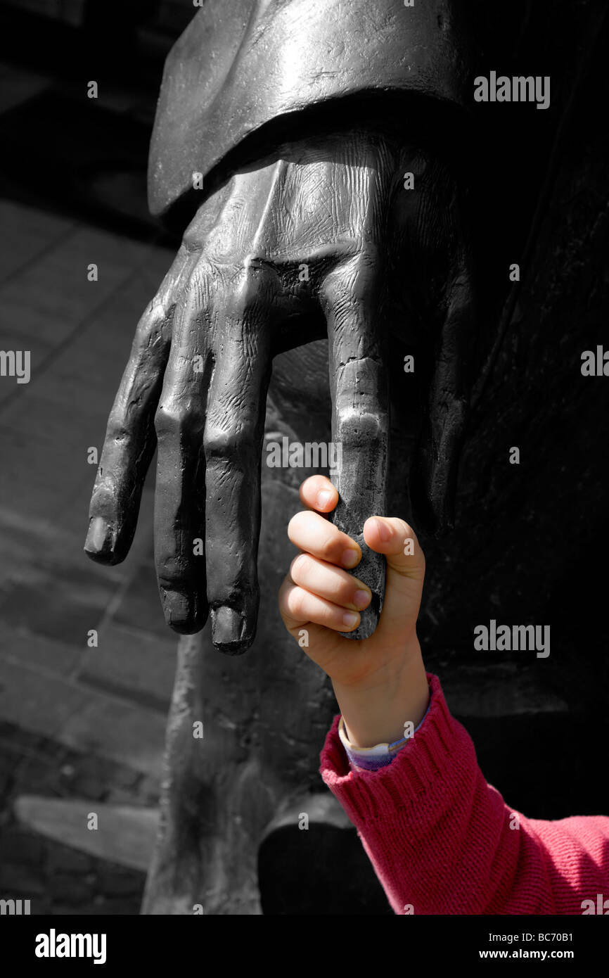 La mano del niño y la estatua - Detalles Foto de stock