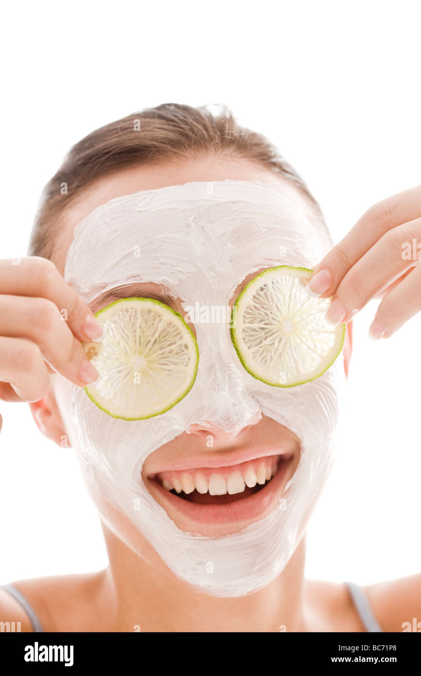 Mujer aplicar Mascarilla facial de limón Fotografía de stock - Alamy