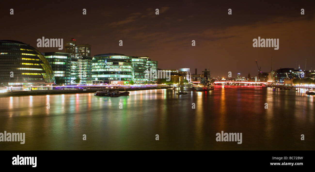 Edificios modernos de Londres-, en el muelle de la noche Foto de stock