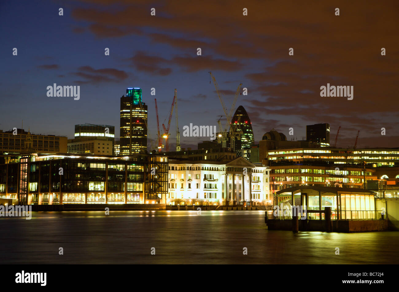Londres - Muelle de luz y rascacielos en segundo plano. Foto de stock