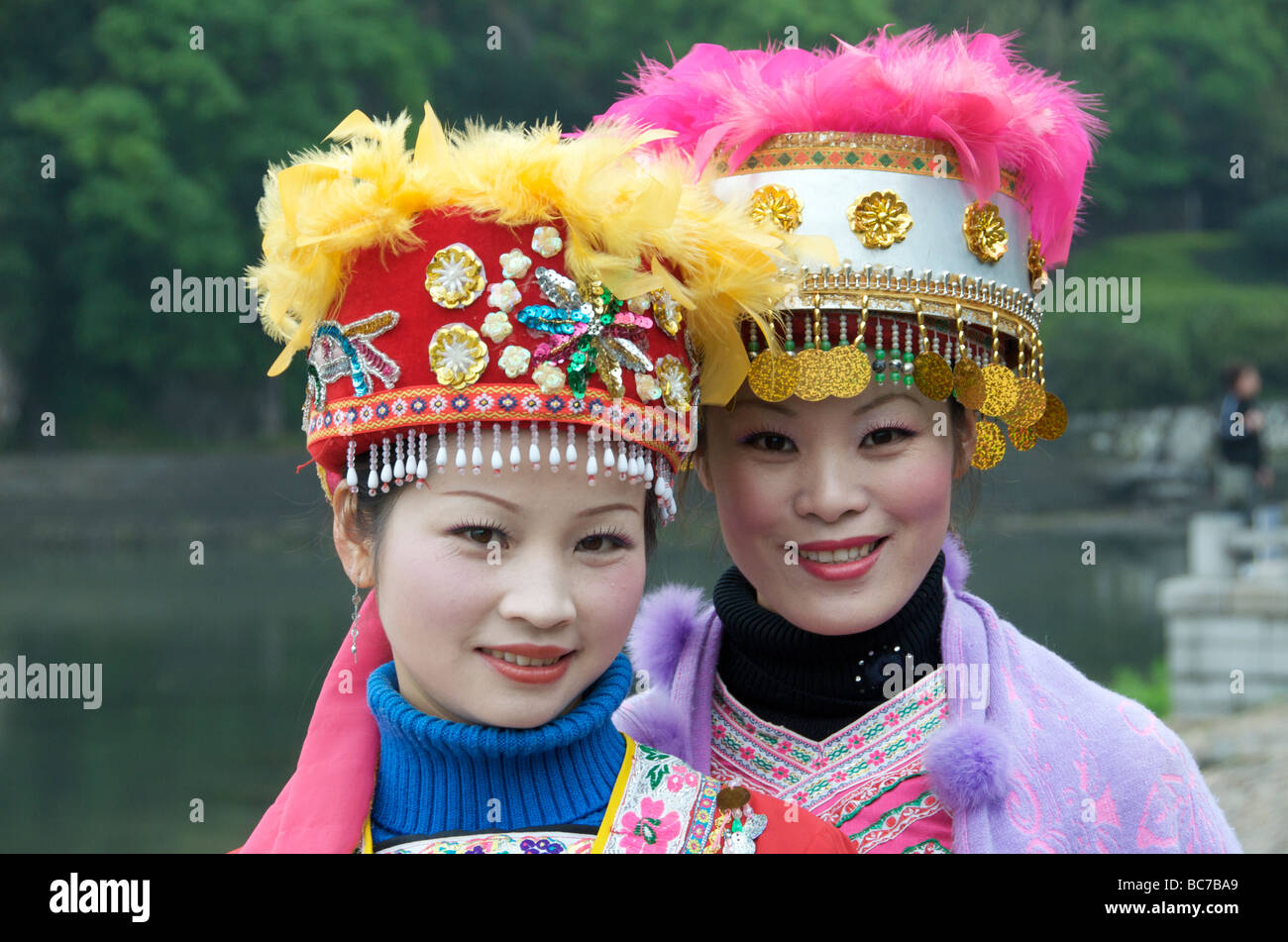 Dos modelos posando en traje de minorías Guilin Guangxi China Foto de stock