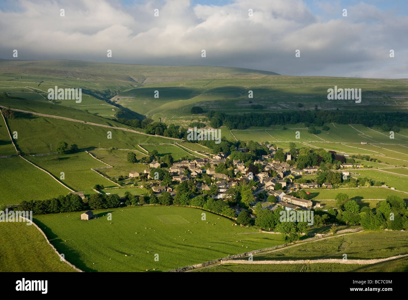 Una vista de Kettlewell, un pueblo enclavado en el valle superior de Wharfedale, en Yorkshire Dales National Park, REINO UNIDO Foto de stock