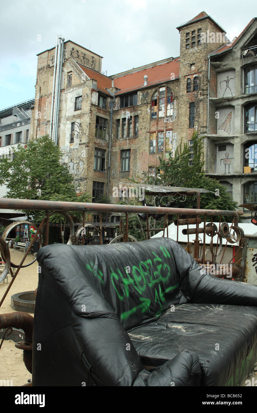 Tacheles Art Jardín y parque scupture Berlín Alemania sentadilla con el edificio de fondo. Foto de stock