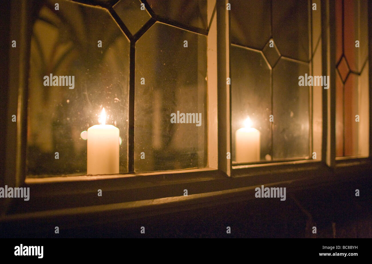 En einem Klosterfenster Kerzen Foto de stock