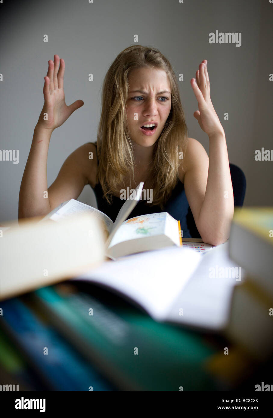 Un adolescente está haciendo sus deberes Foto de stock