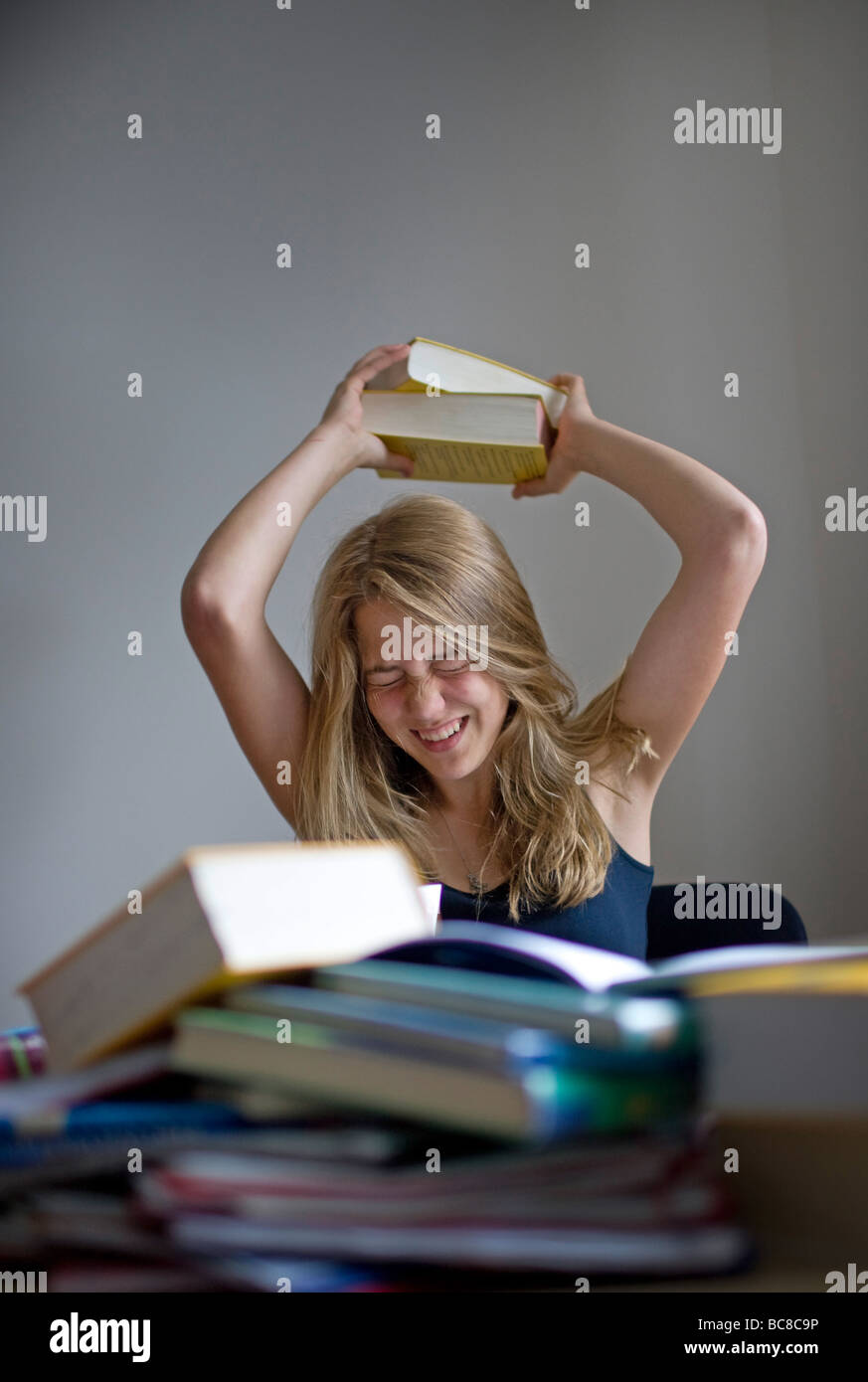 Un adolescente está haciendo sus deberes Foto de stock