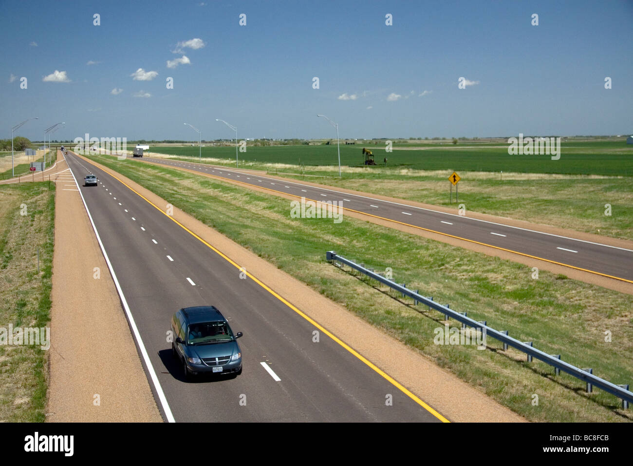 Automóvil viajando por la Interstate 70 en el condado de Russell, Kansas, EE.UU. Foto de stock