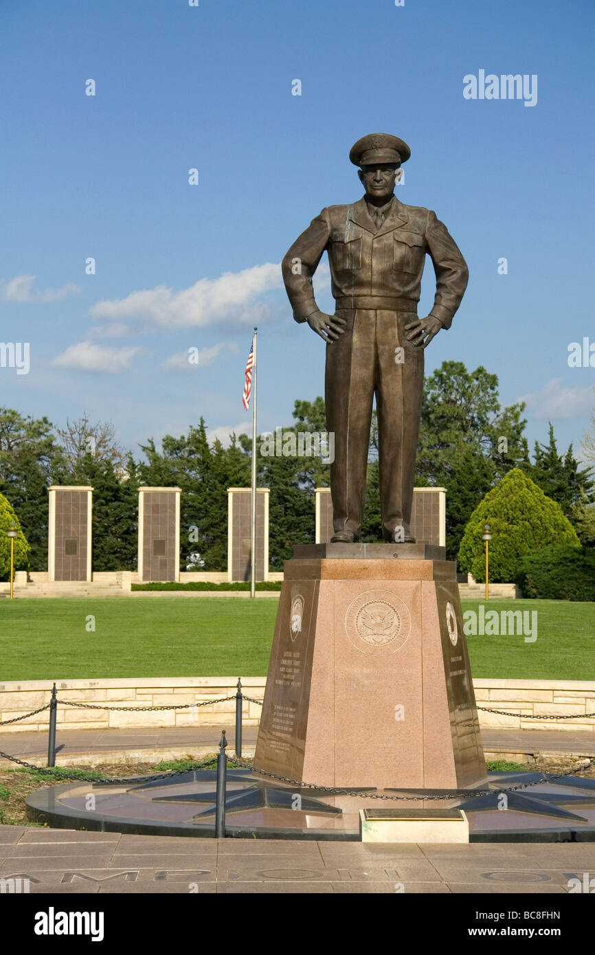 Estatua de bronce de Dwight D. Eisenhower situado en el centro presidencial de Eisenhower en Abilene Kansas EE.UU. Foto de stock