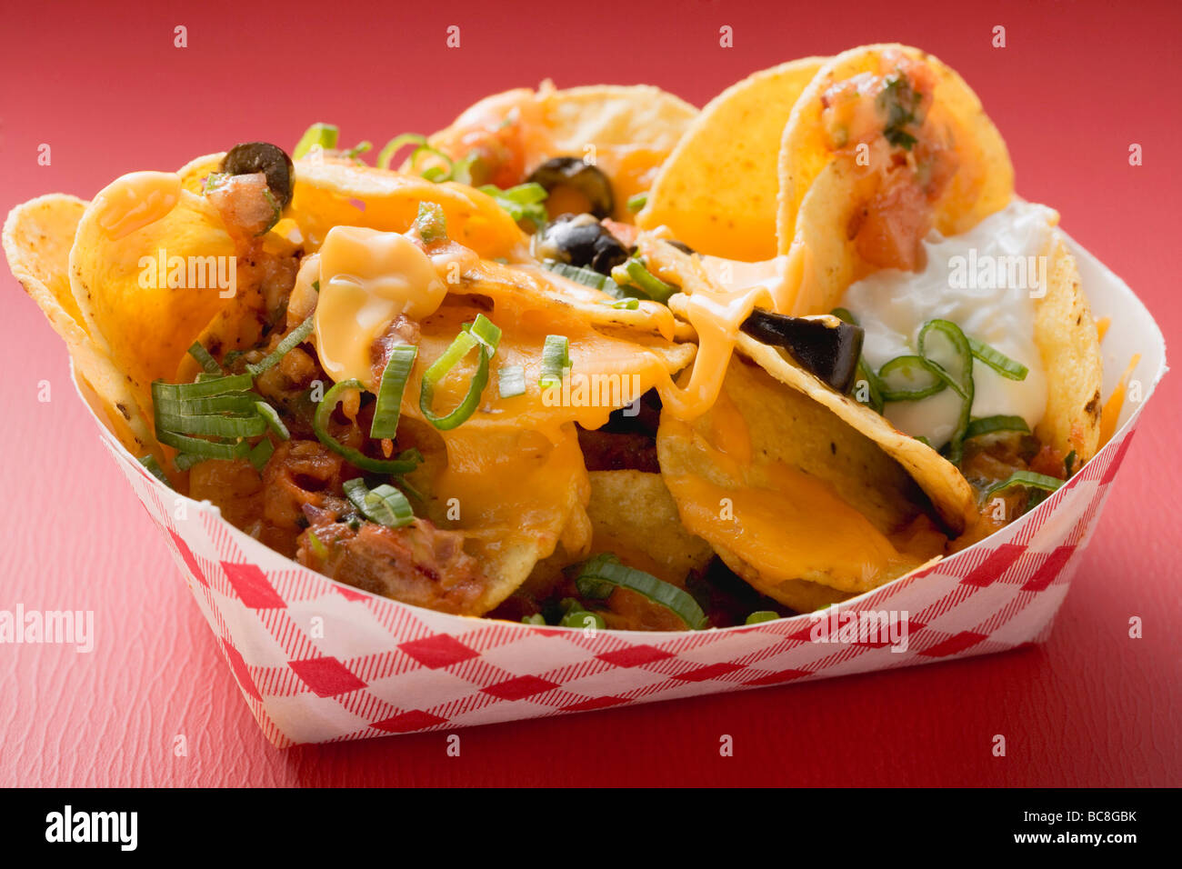 Tortillas con queso derretido en envase de cartón Fotografía de stock