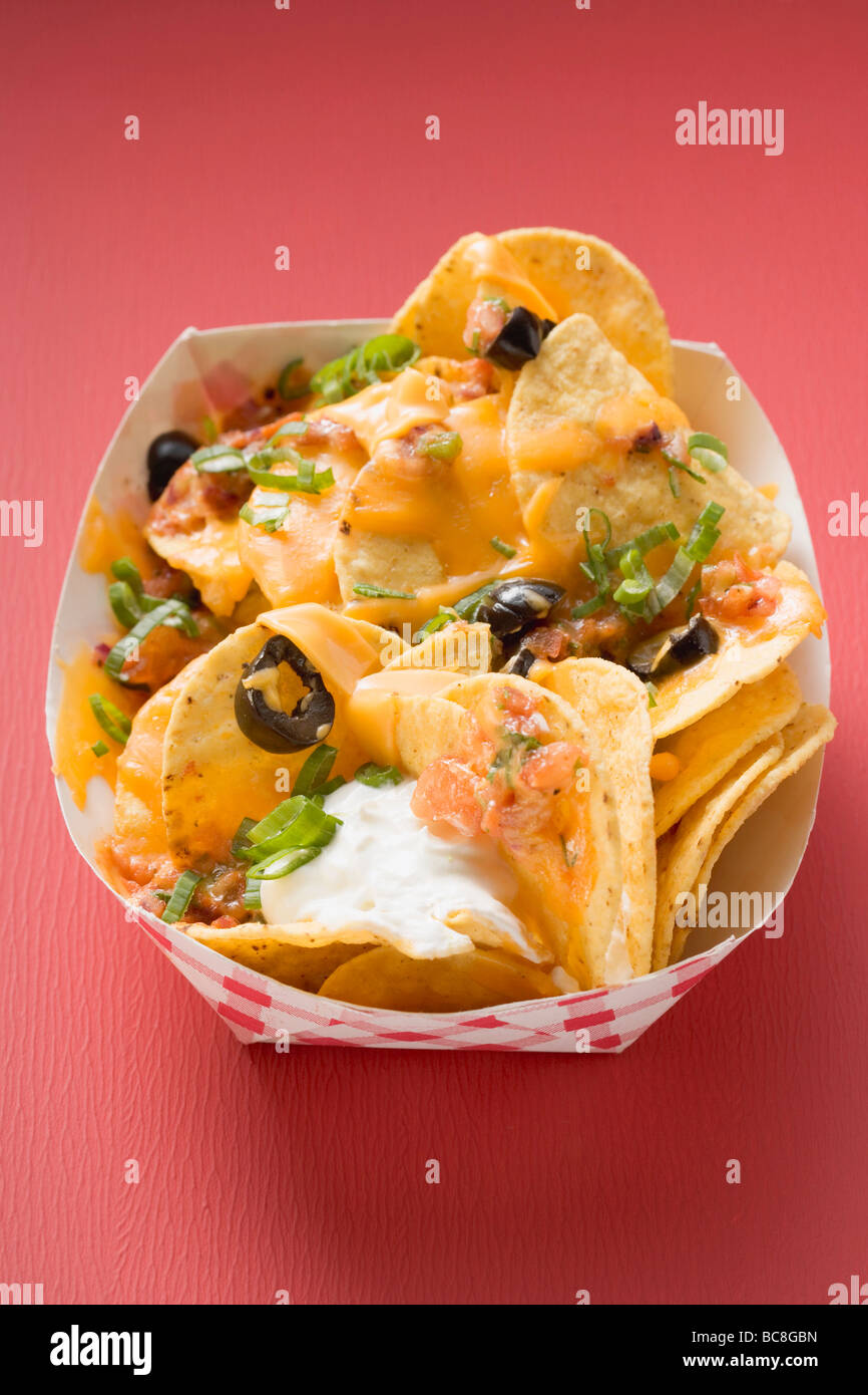 Tortillas con queso derretido en envase de cartón Fotografía de stock
