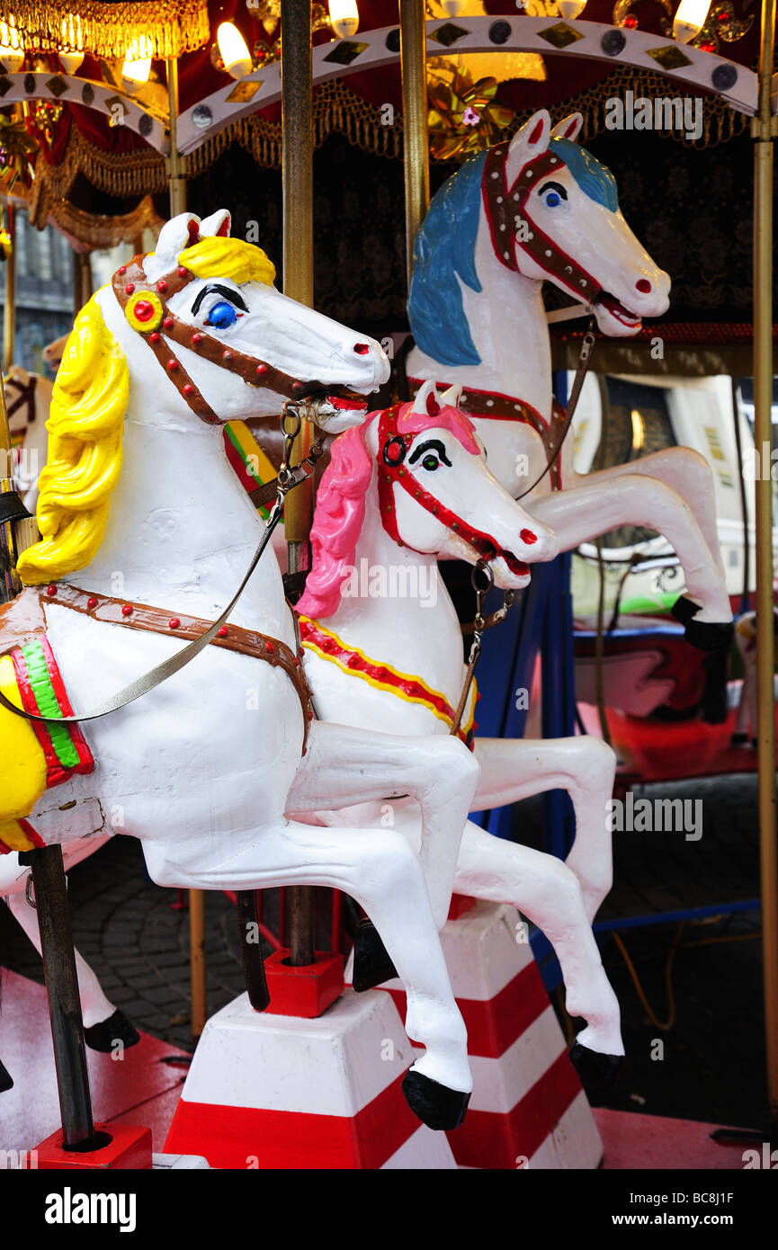 Detalle de caballos de madera en un carrusel de feria Foto de stock