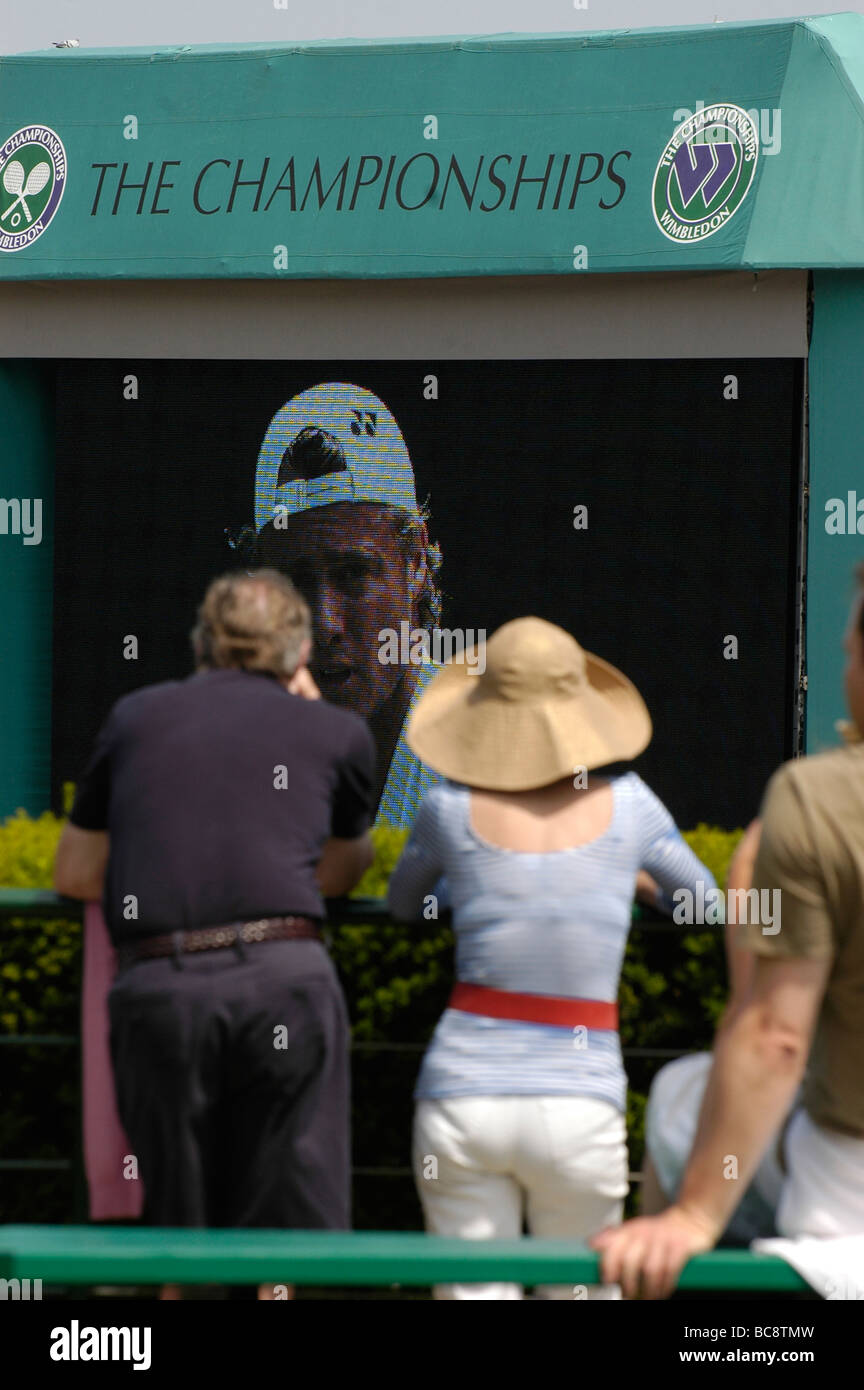 Un par de relojes de la gran pantalla en Henman Hill durante los campeonatos de tenis de Wimbledon Foto de stock