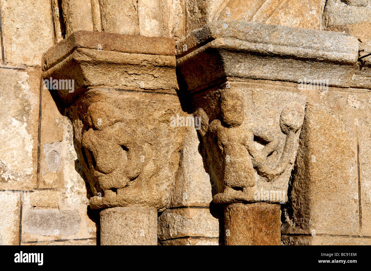 Capiteles de la iglesia de chassignolles. Haute Loire Auvernia Francia. Foto de stock