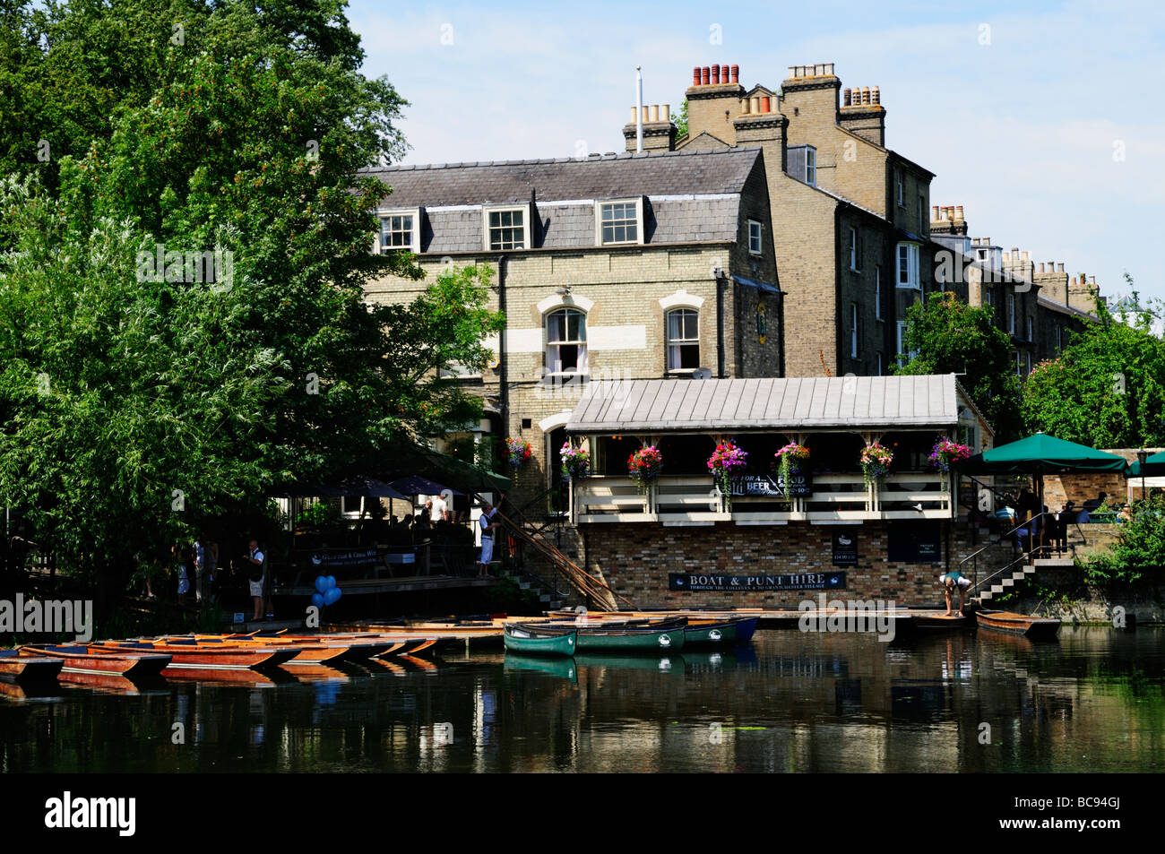 El pub , Granta millpond y punts de alquiler, Cambridge, Inglaterra Foto de stock