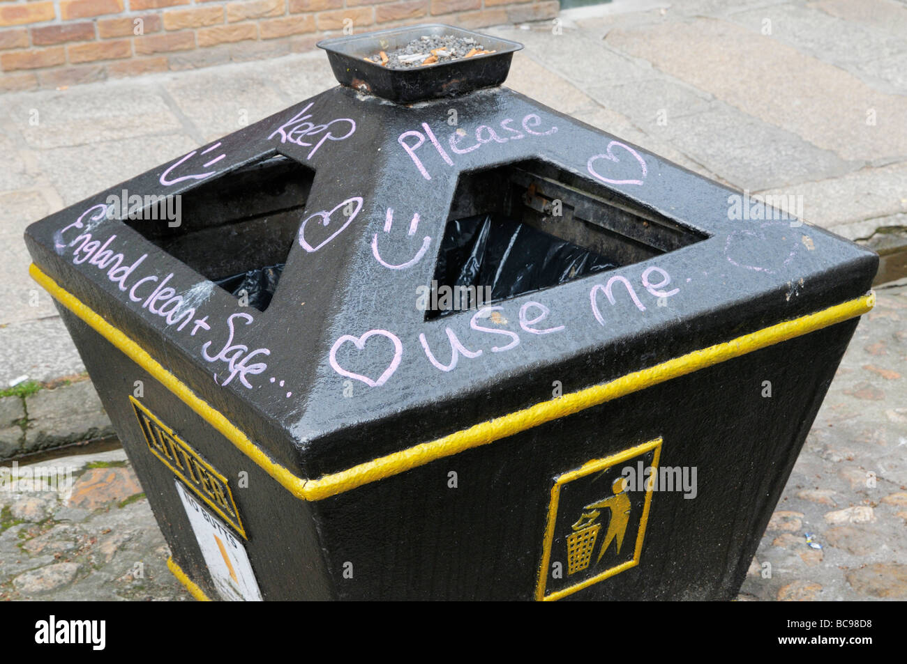 Papelera públicos cubiertos de graffiti mensaje Foto de stock