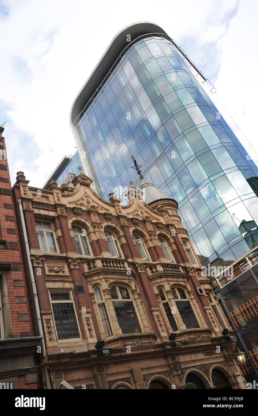 La vieja y nueva arquitectura en Birmingham, Inglaterra Foto de stock