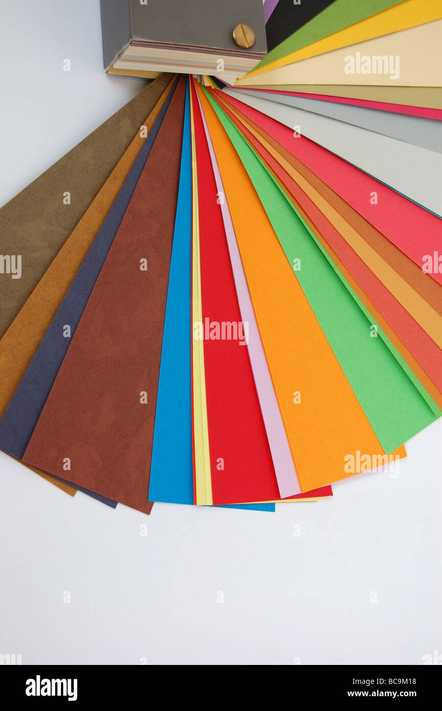 Guía de papel de color de fondo. Diferentes colores y gramajes de papel de impresión. Foto de stock