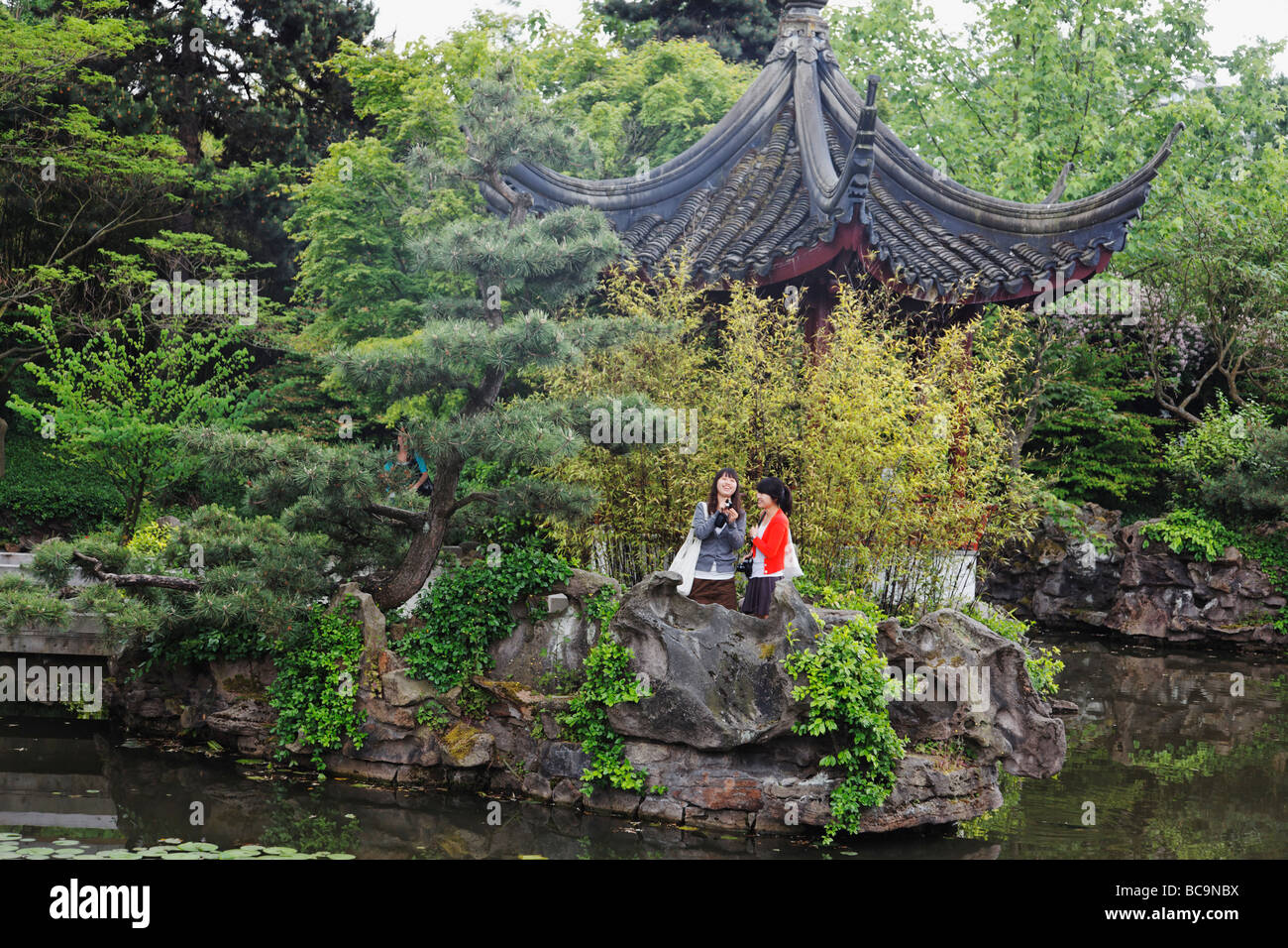 Jardín chino en Chinatown en la ciudad de Vancouver Canadá América del Norte Foto de stock
