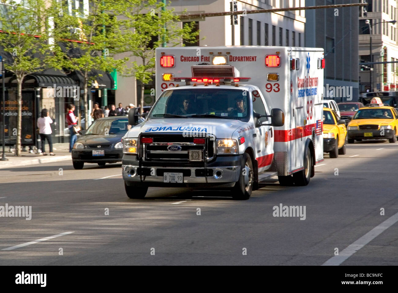 Ambulancia en el centro de Chicago, Illinois, EE.UU. Foto de stock