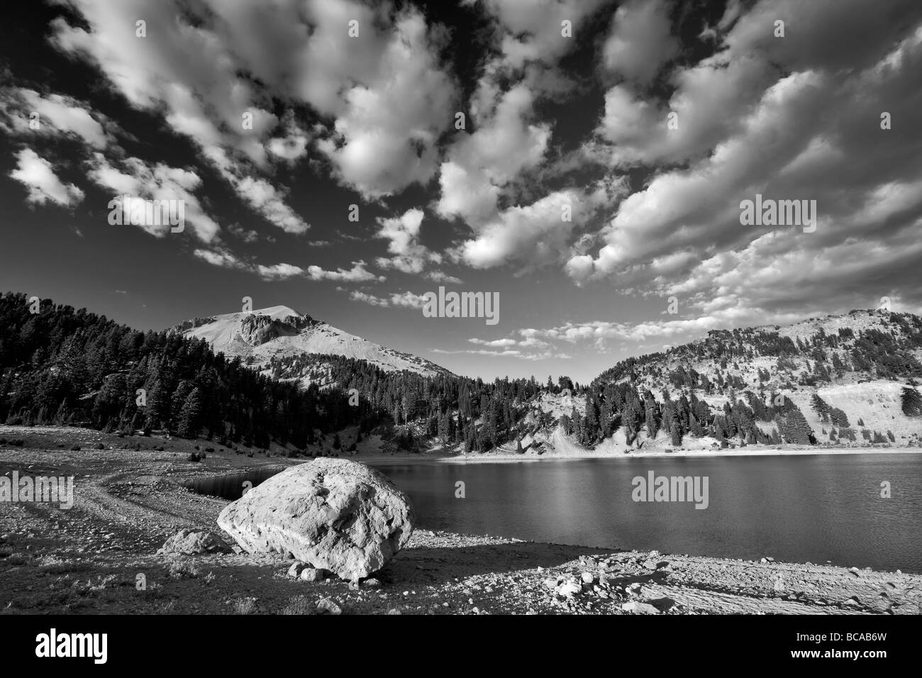 Las nubes y el lago Helen y el Monte Lassen Volcanioc National Park California Foto de stock