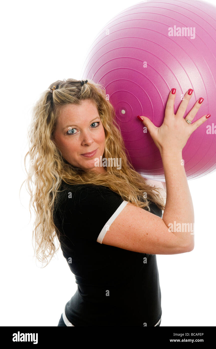 Plus size bonita mujer de mediana edad hacer ejercicio y trabajar con pelota de entrenamiento básico Foto de stock