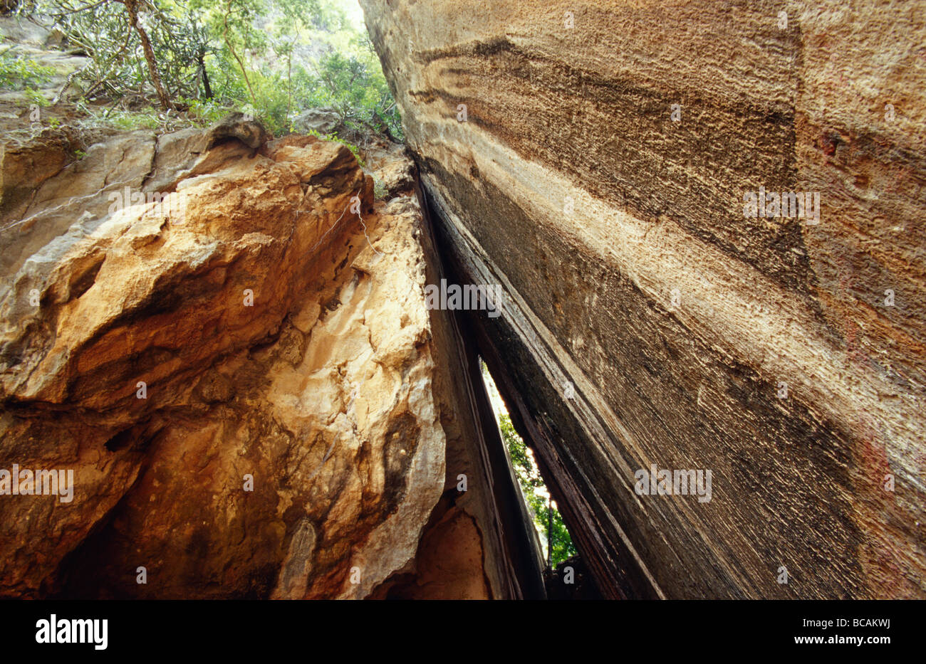 Las impresionantes formaciones rocosas de Koh Pingan, la inclinada de las montañas. Foto de stock