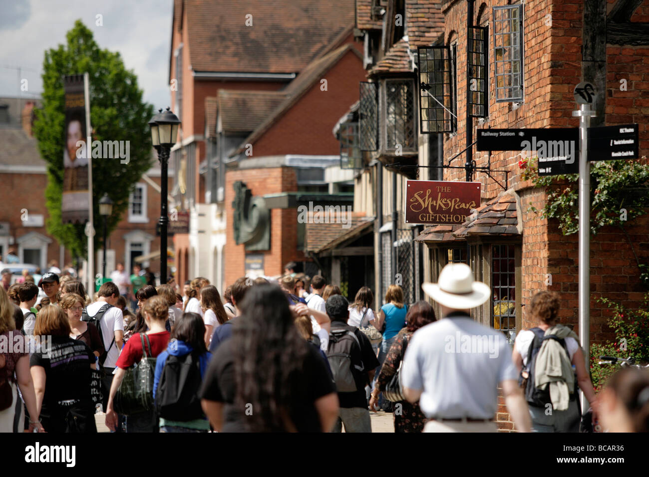 Los turistas en Henley Street en Stratford-upon-Avon, Reino Unido. El lugar de nacimiento de Shakespeare fue en una casa en esta calle. Foto de stock