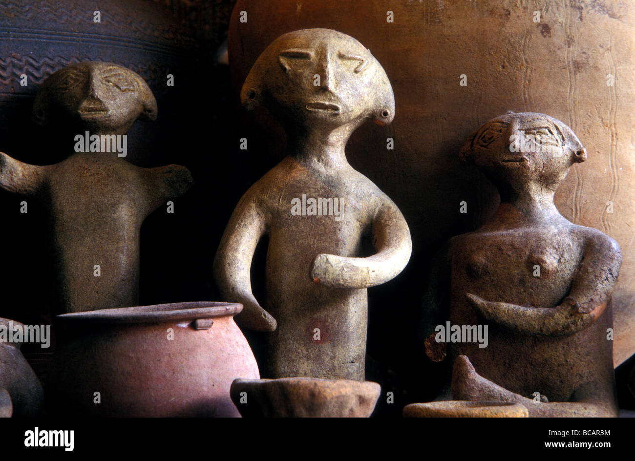 La cerámica de la edad de hierro de salida de antigüedades en Manila Foto de stock