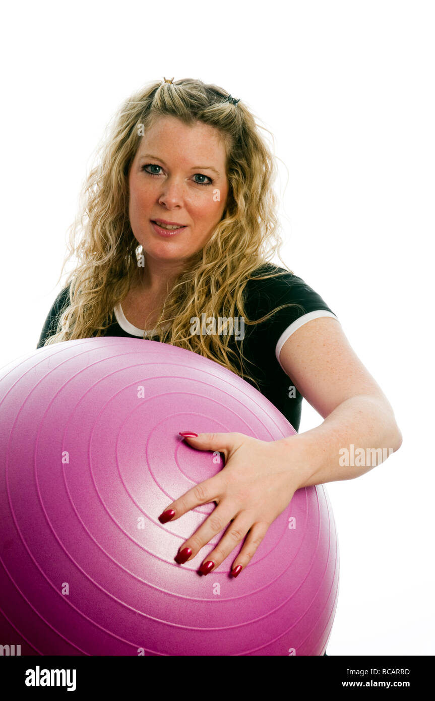 Plus size bonita mujer de mediana edad hacer ejercicio y trabajar con pelota de entrenamiento básico Foto de stock