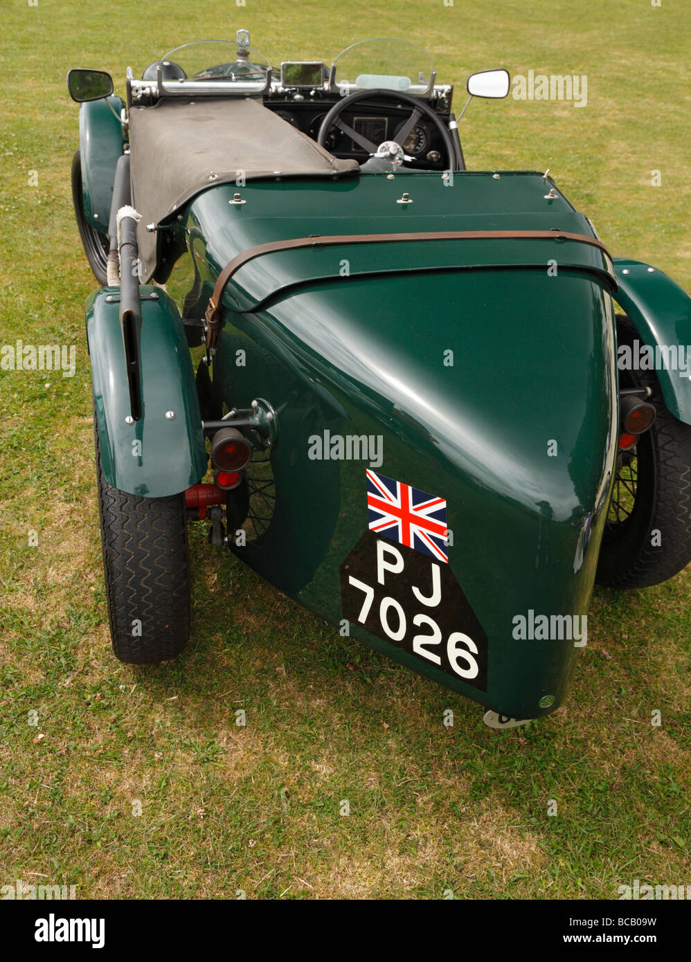 Un British Racing Green Austin siete Ulster réplicas de coches deportivos clásicos. Foto de stock