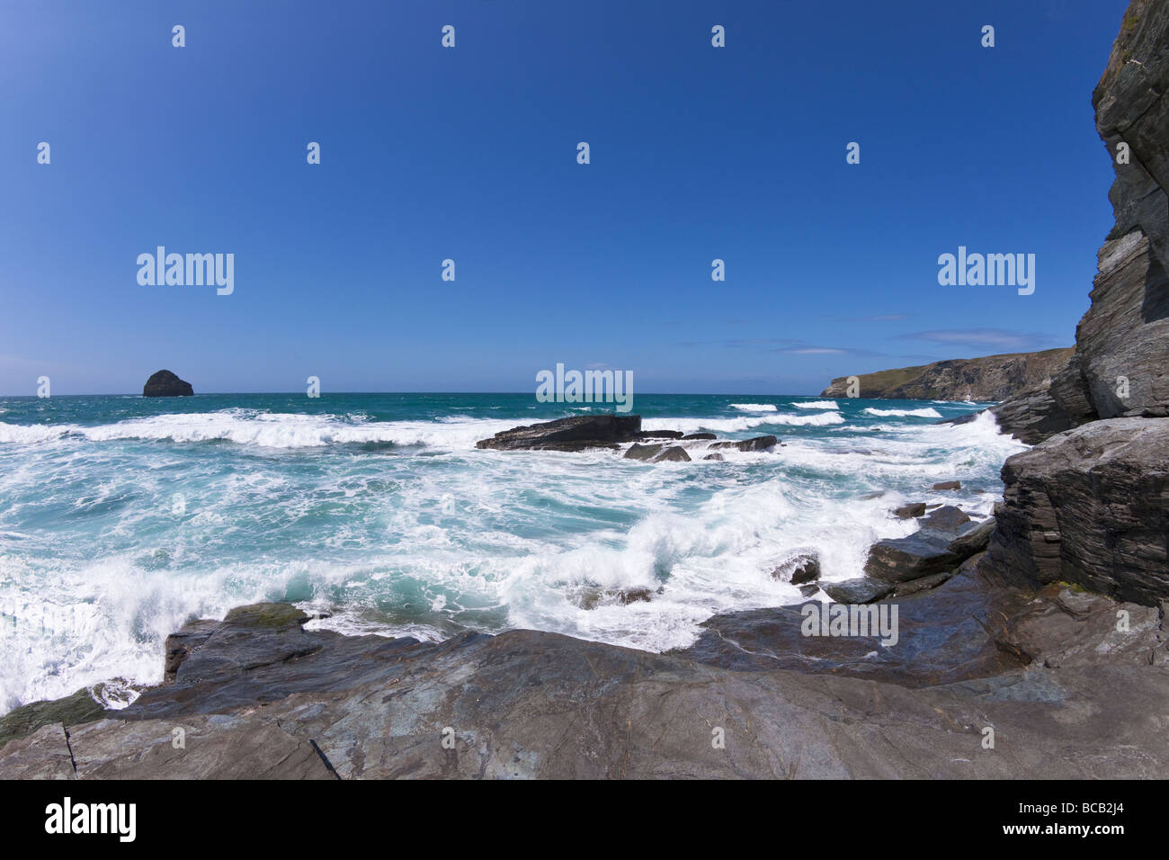 Trebarwith Strand mar embravecido surf en junio Riviera Cornualles Cornualles Inglaterra Reino Unido GB Gran Bretaña Islas Británicas Foto de stock