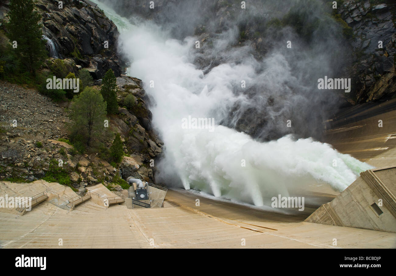 Los O'Shaughnessy Dam en el Parque Nacional Yosemite derrames de agua a través de varias