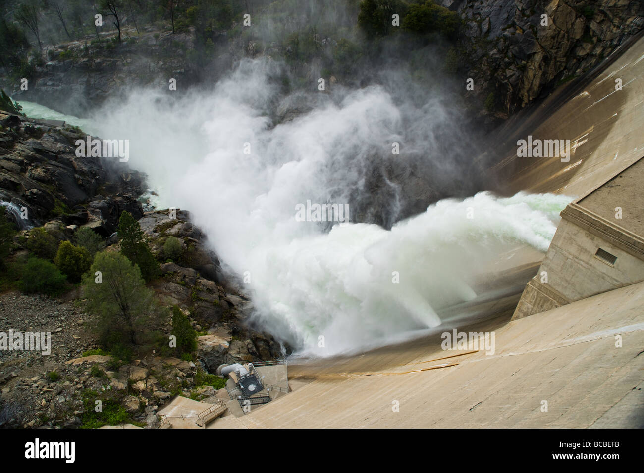 Los O'Shaughnessy Dam en el Parque Nacional Yosemite derrames de agua a través de varias