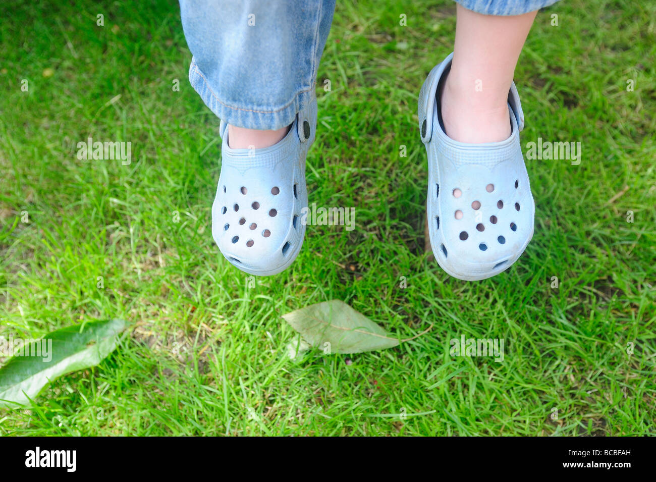 Crocs feet fotografías e imágenes de alta resolución - Alamy