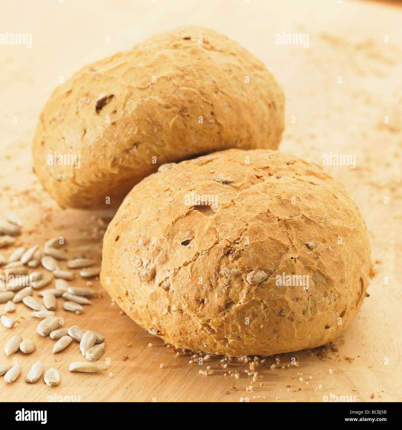 Dos rústicos panes integrales con semillas de girasol. Foto de stock