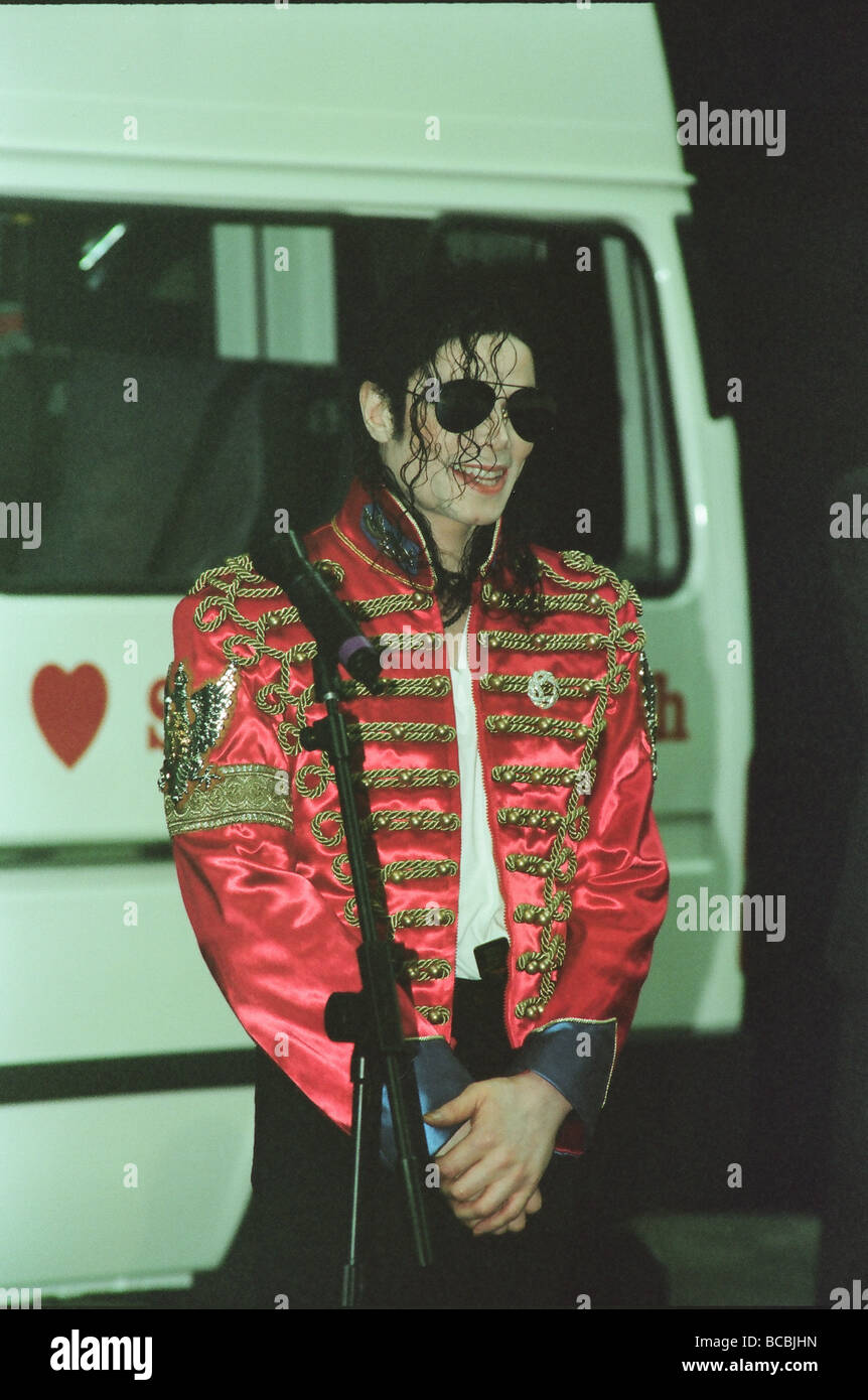 Michael Jackson, visto aquí después perforiming en etapa en Sheffield el 10 de julio de 1997 Foto de stock