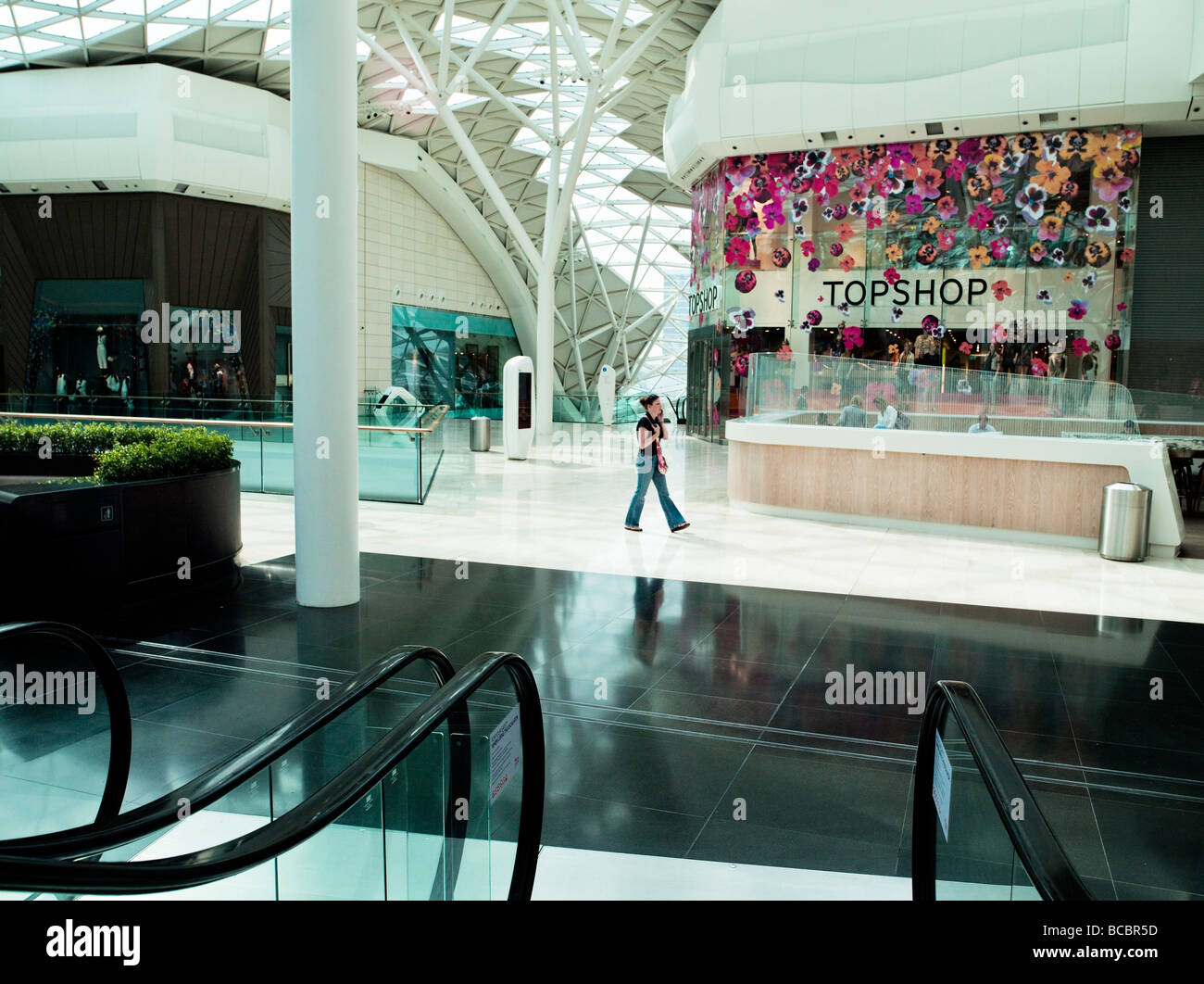 Comprador solitario en centro comercial, Coronavirus, Covid-19, 'distanciamiento social' Foto de stock