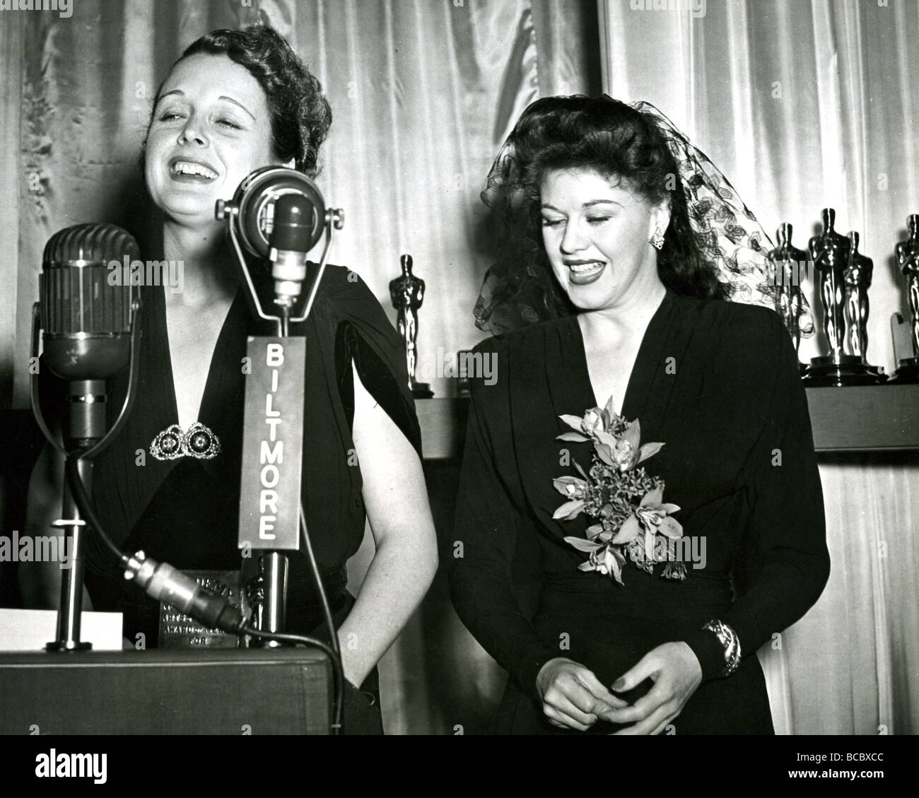 OSCARS 1941 Mary Astor presenta ganador Ginger Rogers por su papel en